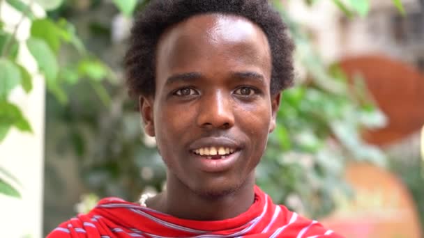 Zanzibar Tanzânia Novembro 2019 Homem Africano Masai Vestido Com Roupas — Vídeo de Stock