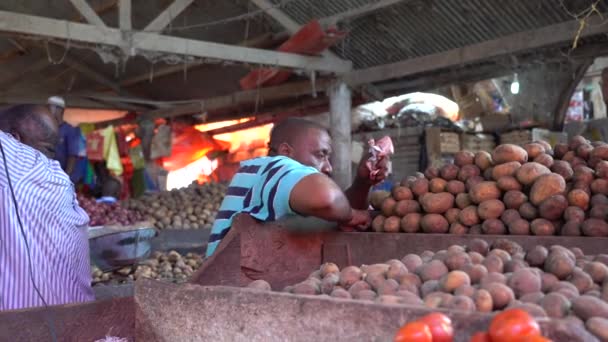 2019年11月23日 坦桑尼亚桑给巴尔 非洲男子在坦桑尼亚桑给巴尔岛 Zanzibar Island Tanzania East Africa 当地街头市场出售土豆 — 图库视频影像
