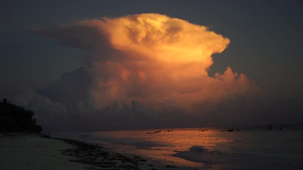 Big White Clouds Sky Sea Water Tropical Beach Sunrise Island — Stock Video