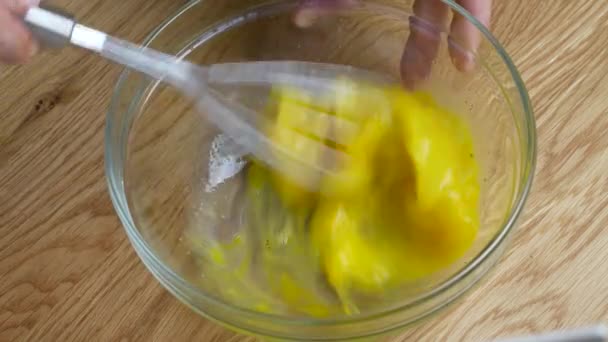 Chef Membawa Telur Dalam Mangkuk Kaca Untuk Membuat Omelet Tutup — Stok Video