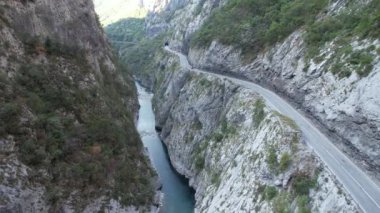 Tara Nehri Kanyonu, Kuzey Karadağ, Avrupa, seyahat ve doğa konseptinde arabalı büyük dağlar ve yol manzarası