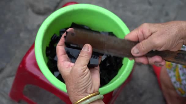 越南女人用刀割黑草果冻 近距离 亚洲最受欢迎的甜点 — 图库视频影像