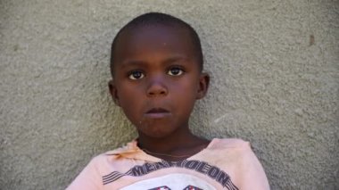Zanzibar, Tanzanya - 13 Aralık 2019: Doğu Afrika, Tanzanya 'daki Zanzibar adasının bir sokağında yaşayan Afrikalı mutlu çocuk