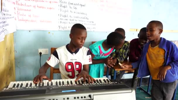 タンザニアのアルシャ 2019年12月20日 アフリカの子供たちが東アフリカタンザニアのアルシャの地元の学校でキーボード楽器を演奏 — ストック動画