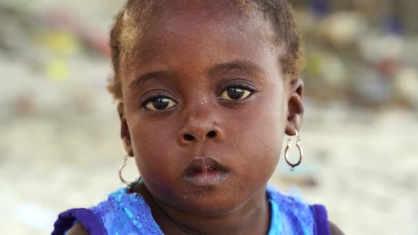 Занзибар Танзания Января 2020 Года Молодая Африканская Девушка Пляже Фалал — стоковое видео