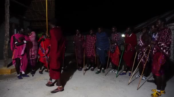 タンザニアのザンジバル 2019年12月31日 伝統的な服を着て踊り ザンジバル島 タンザニア 東アフリカの夜に屋外で歌うアフリカのマサイの男性 — ストック動画