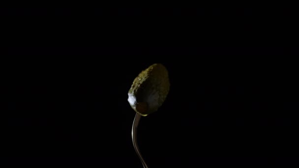 叉子上的泡菜在黑色背景上旋转 — 图库视频影像