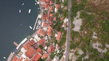 Karadağ 'ın eski Perast kasabası, mavi deniz ve dağlarının havadan görünüşü. Adriyatik Denizi 'nin Dalmaçya kıyıları, Avrupa. Seyahat ve doğa kavramı