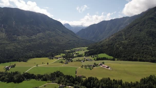 Vista Aérea Del Pueblo Campos Verdes Bosque Las Montañas Alpes — Vídeos de Stock