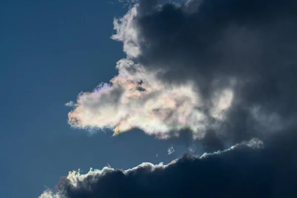 暗い灰色の雲が空を飛んでいます 夕暮れ時の春にはふわふわの灰色の雲 ロイヤリティフリーのストック画像