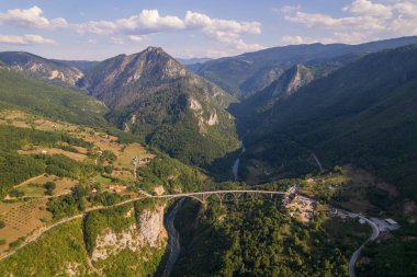 Tara nehri kanyonu, dağlar ve Curceviç köprüsü, Karadağ, Avrupa 'nın havadan görünüşü. Seyahat ve doğa kavramı. Hava fotoğrafçılığı