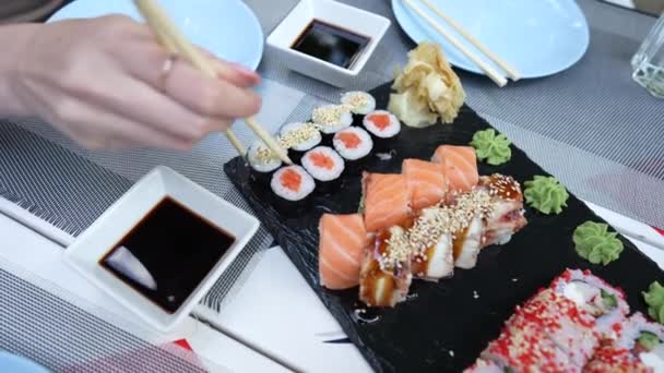 Kobieta Chińskimi Pałeczkami Bierze Sushi Aby Zanurzyć Się Sosie Sojowym — Wideo stockowe