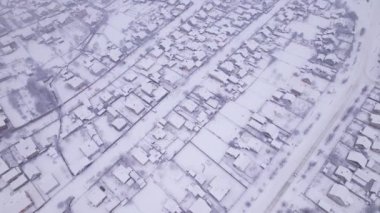 Kış zamanı özel evleri ve bahçeleri olan Ukrayna kar köyünün hava manzarası. Bir İHA 'dan ateş etmek. Ukrayna, Doğu Avrupa