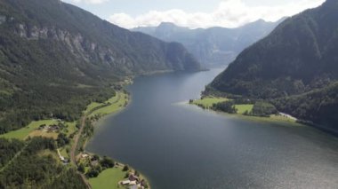 Hallsttter 'ın havadan görünüşü ya da Hallstatt Gölü ve büyük dağlar Avusturya' daki Hallstatt köyünün yanında, seyahat ve doğa konsepti