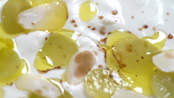 传统的西班牙菜 用大蒜 白葡萄酒醋 橄榄油和绿葡萄制成的冷汤 用勺子盛在碗中 — 图库视频影像