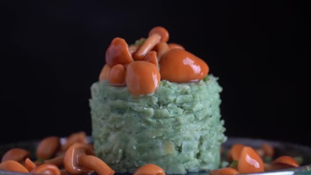 用绿色螺旋藻和蜂蜜蘑菇在盘子里捣碎的土豆 乌克兰 — 图库视频影像