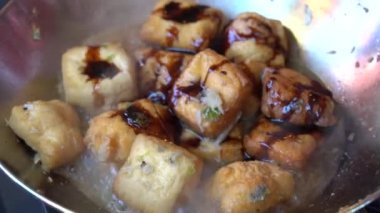 Kızartma tavası, doğranmış sarımsak, yeşil biber ve soya peyniri, yakın çekim. Endonezya 'da. Endonezya geleneksel yemekleri