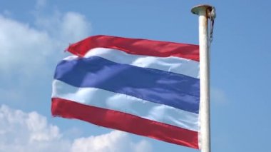 Tayland ulusal bayrağı mavi gökyüzünde dalgalanıyor, yakın plan, Tayland