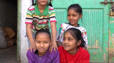 UDAIPUR, INDIA - 23 Kasım 2018: Fakir Hintli çocuklar Udaipur, Rajasthan, Hindistan 'da sebze satmak için sokak pazarında ailelerine yardım ediyorlar
