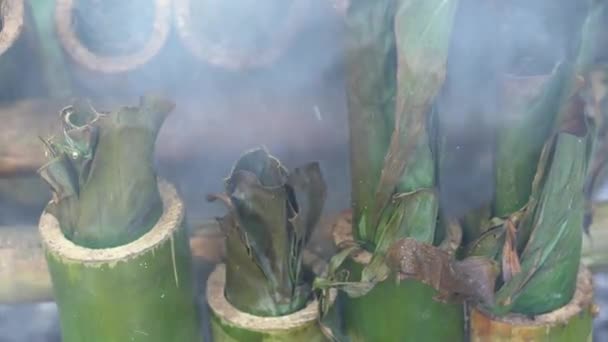 Καίγοντας Ρύζι Μπαμπού Στην Παραδοσιακή Μαγειρική Ασιατικό Φαγητό Ubud Νησί — Αρχείο Βίντεο