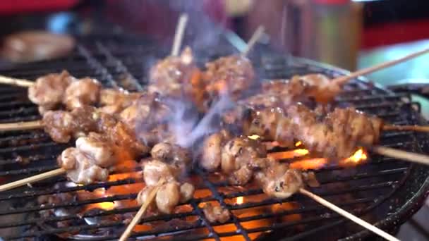 ストリートベンダーは インドネシアのバリ島のストリートフード市場でグリルチキン肉を販売しています アジア料理 閉じろ — ストック動画