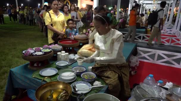 2019 타이의 요리사들 중심가에서왕 대관식을 거행하는 거리에서 관광객들을 무료로 음식을 — 비디오