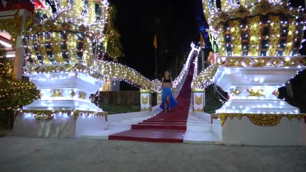 Chica Feliz Corre Por Las Escaleras Templo Por Noche Tailandia — Vídeos de Stock