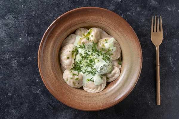 Apetitivos Dumplings Rellenos Papas Champiñones Con Crema Agria Eneldo Verde —  Fotos de Stock