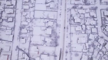 Kış zamanı özel evleri ve bahçeleri olan Ukrayna kar köyünün hava manzarası. Bir İHA 'dan ateş etmek. Ukrayna, Doğu Avrupa