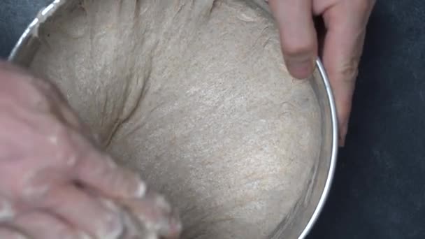 Чоловічий Пекар Розтягує Тісто Дріжджів Випічки Хліба Руками Крупним Планом — стокове відео