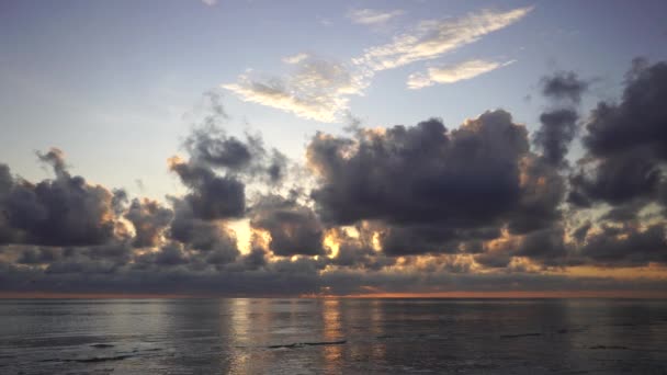 Όμορφη Ανατολή Πάνω Από Τον Ινδικό Ωκεανό Στο Νησί Της — Αρχείο Βίντεο