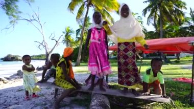 Zanzibar, Tanzanya - 30 Kasım 2019: Mutlu Afrikalı çocuklar, Tanzanya 'nın doğusundaki Zanzibar adasında, deniz kenarındaki tropik bir plajda,