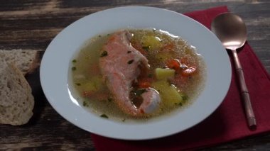 Havuçlu, patatesli ve otlu taze somon balığı çorbası. Kapalı, dönüşümlü. Lezzetli bir akşam yemeği somonlu balık çorbasından oluşur.