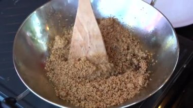 Et için baharatlı sos kızartma tavasında pişirilir, yakından. Endonezya 'da. Endonezya mutfağı, baharatlı sos. Yemek pişirmek.