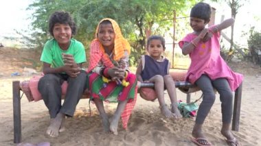 PUSHKAR, INDIA - 17 Kasım 2018: Çöldeki Hintli yoksul çocuklar Thar zamanında Pushkar Camel Mela kutsal şehir Pushkar, Rajasthan, Hindistan, yakınlarında, kapatın