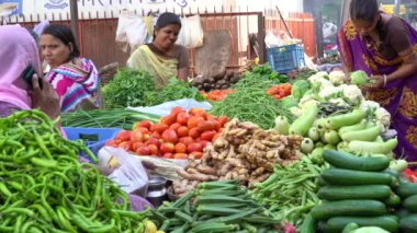 UDAIPUR, INDIA - 23 Kasım 2018: Udaipur, Rajasthan, Hindistan 'daki sokak pazarında sebze satan gıda tüccarı