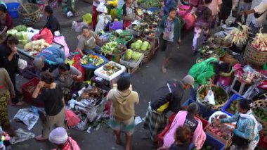 UBUD, BALI, INDONEZYA - 24 Nisan 2019: Endonezyalı fakir insanlar, Endonezya 'nın Bali adasındaki Ubud köyündeki sabah pazarında sağlıklı yiyecek satıyor ve satın alıyorlar. Sabah meyve ve sebze pazarı