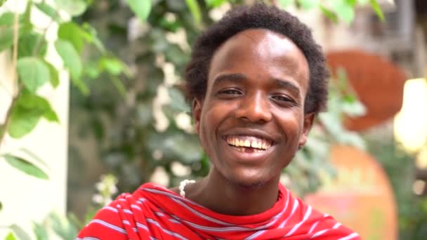 坦桑尼亚桑给巴尔 2019年11月14日 在坦桑尼亚桑给巴尔岛上的石城街头市场上 身着传统服装的非洲男人马萨伊 — 图库视频影像