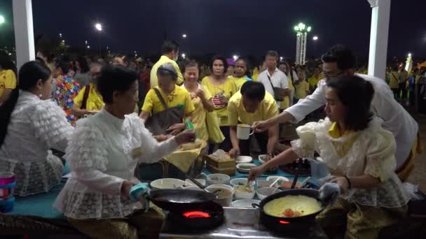 Bangkok Thailand May 2019 Тайські Кухарі Готують Безкоштовну Їжу Місцевих — стокове відео