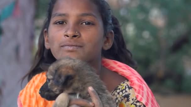 Pushkar India November 2018 Indiaas Jong Meisje Met Puppy Woestijn — Stockvideo