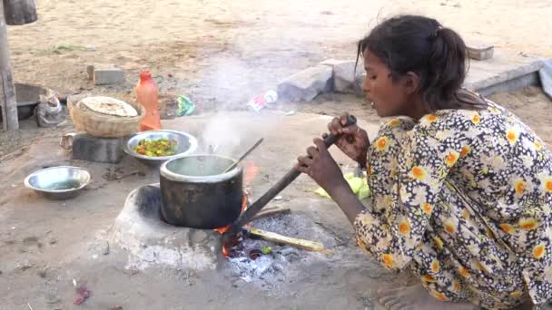 Pushkar India Listopad 2018 Młoda Dziewczyna Przygotowuje Zupę Warzywną Pustyni — Wideo stockowe