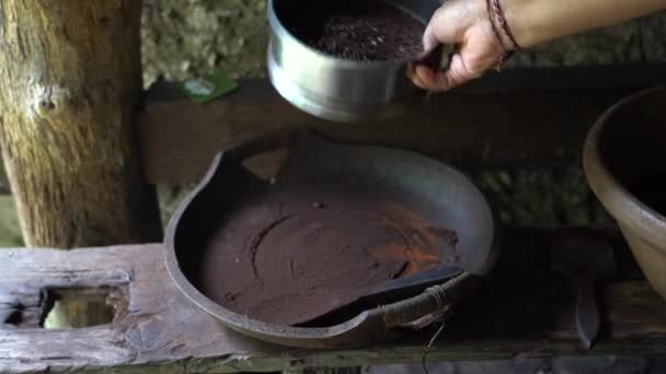 Ψητά Φασόλια Καφέ Κοσκινίζονται Μέσα Από Ένα Κόσκινο Ένα Τοπικό — Αρχείο Βίντεο