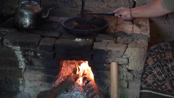 Los Granos Café Tuestan Una Olla Barro Sobre Fuego Abierto — Vídeo de stock