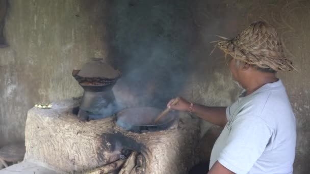 Бали Индонезия Марта 2019 Года Старик Поджарил Зерно Кофе Глиняном — стоковое видео