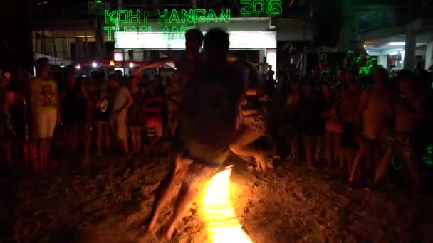 2018 남자와 여자는 태국에서 보름달 파티에서 밧줄을 — 비디오
