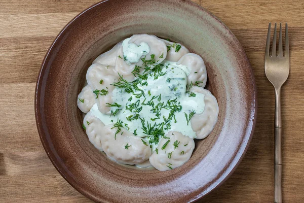 Patates Mantarla Doldurulmuş Iştah Açıcı Hamur Tatlısı Ekşi Krema Yeşil — Stok fotoğraf