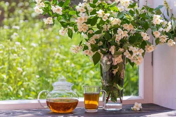 Läckert Varmt Fönsterbrädan Hemma Sommardagen Nära Trädgården Och Vacker Bukett — Stockfoto