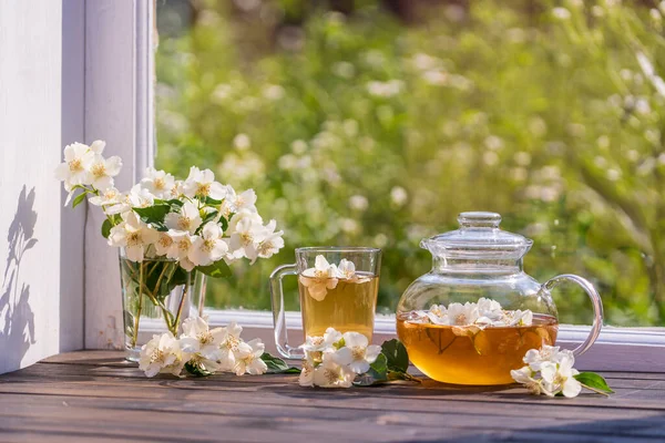 Yaz Günü Bahçenin Yanındaki Pencere Eşiğinde Nefis Sıcak Bitki Çayı Stok Fotoğraf