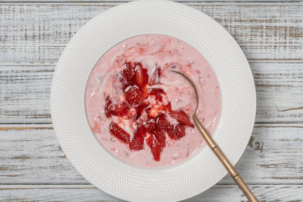 Vit Platta Med Röda Jordgubbar Och Naturlig Yoghurt Ett Träbord — Stockfoto