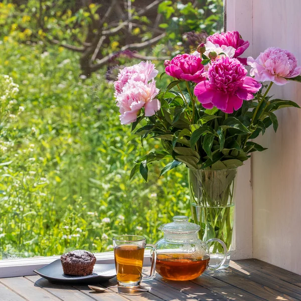 Delicious Hot Tea Windowsill Home Summer Day Garden Beautiful Bouquet — Stock Photo, Image